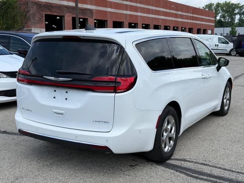 Used 2024 Bright White Clearcoat Chrysler Limited image 3