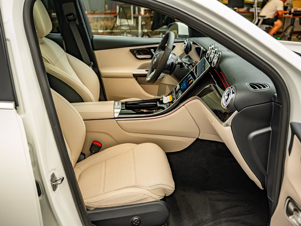 New 2027 Polar White Mercedes-Benz GLC 300 image 45