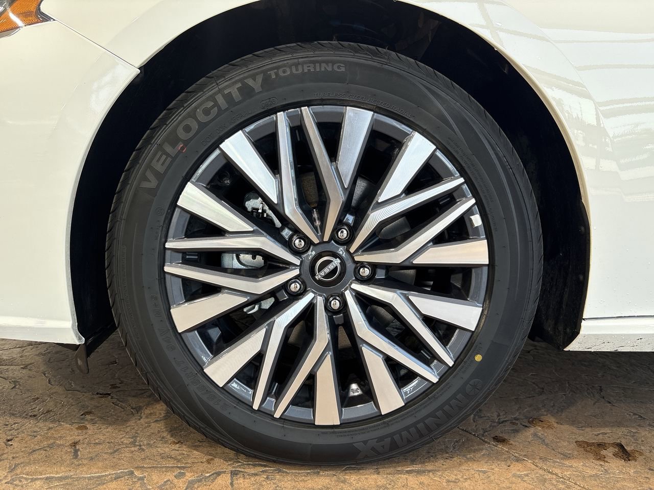 Used 2025 Glacier White Nissan SV image 10
