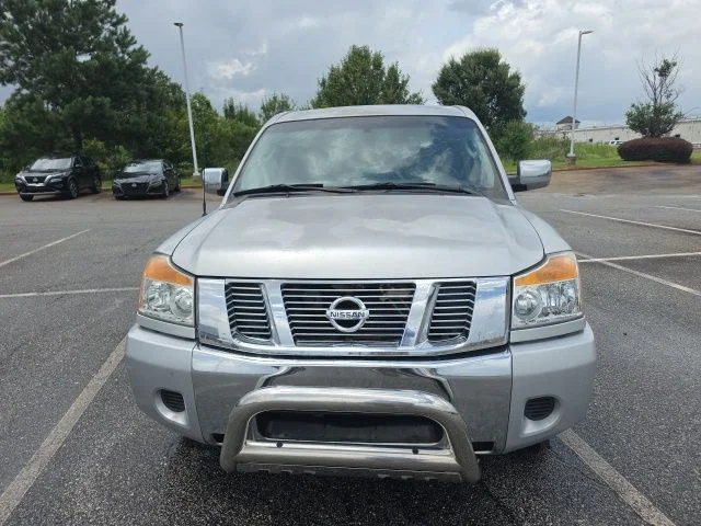 Used 2009 Silver Nissan SE image 2