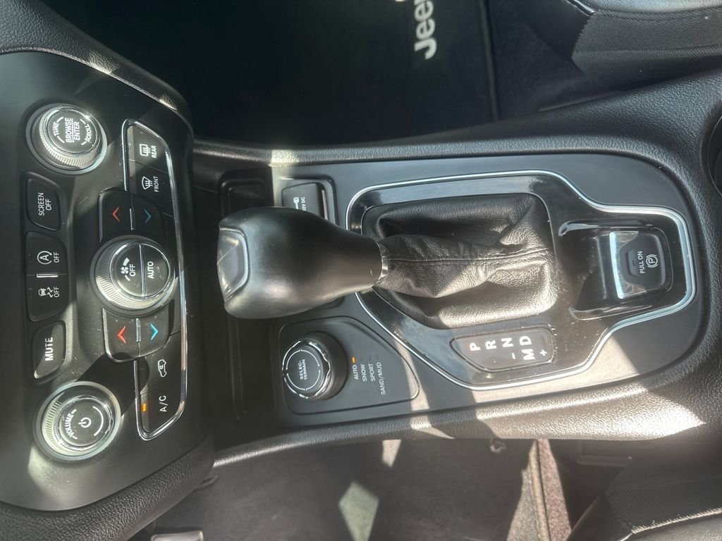 Used 2019 Gray Jeep Limited image 9