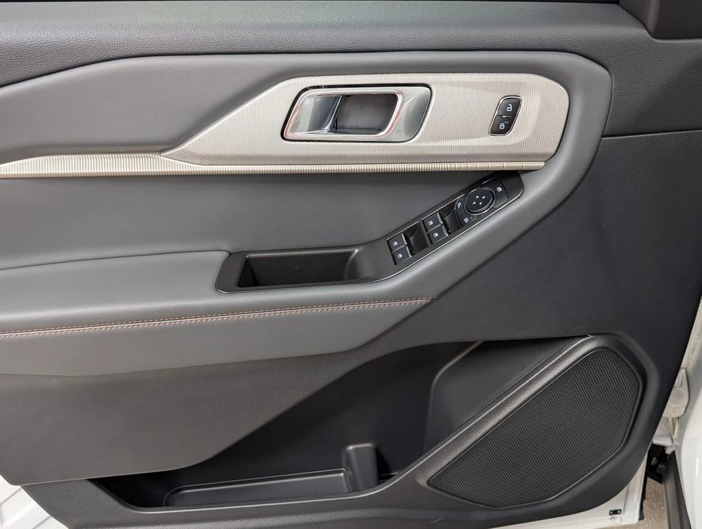 New 2026 Star White Metallic Tri-Coat Ford Active image 10