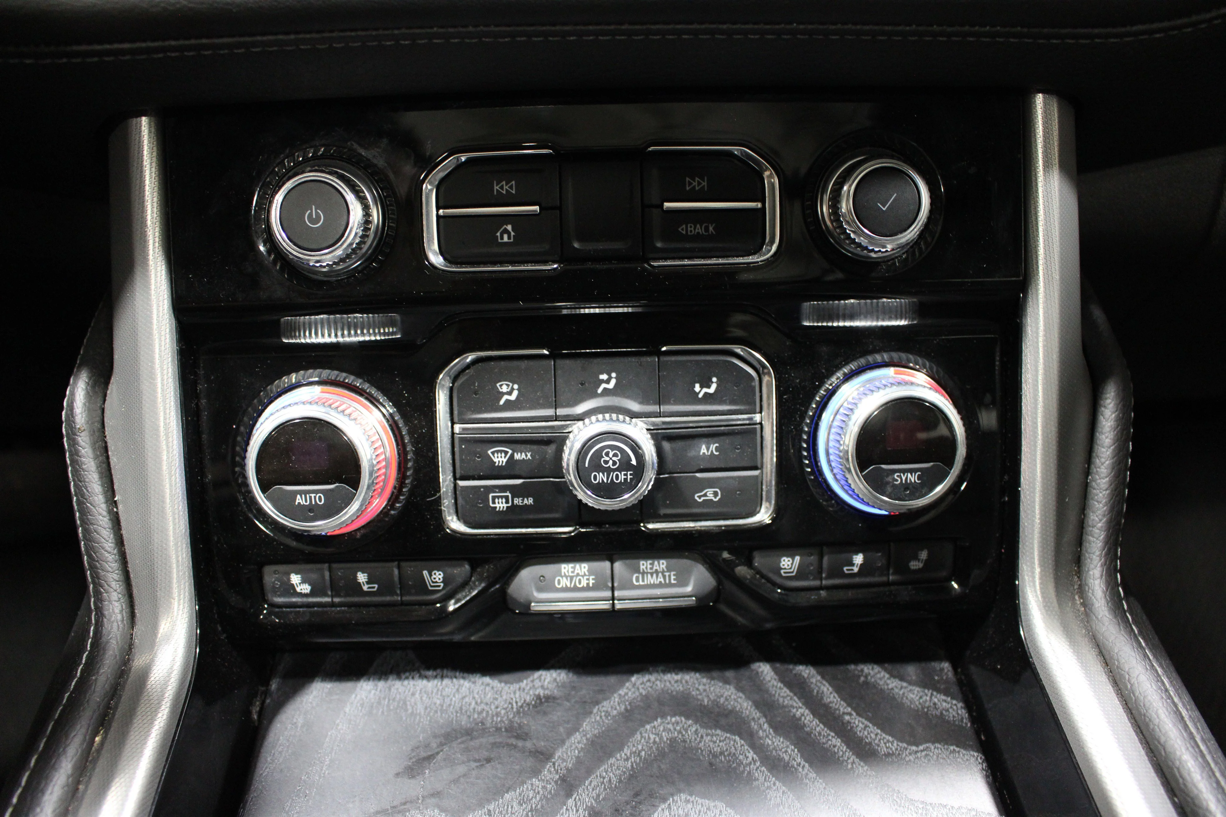 2022 GMC Yukon Denali - Photo 16