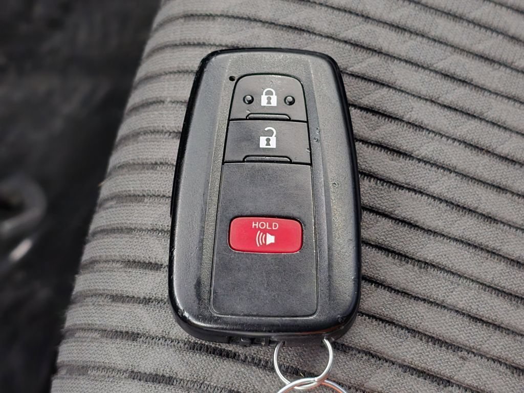 Used 2022 Classic Silver Metallic Toyota SR5 image 40