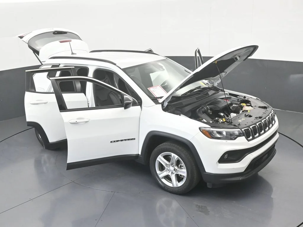 Used 2023 Bright White Clearcoat Jeep Latitude image 33