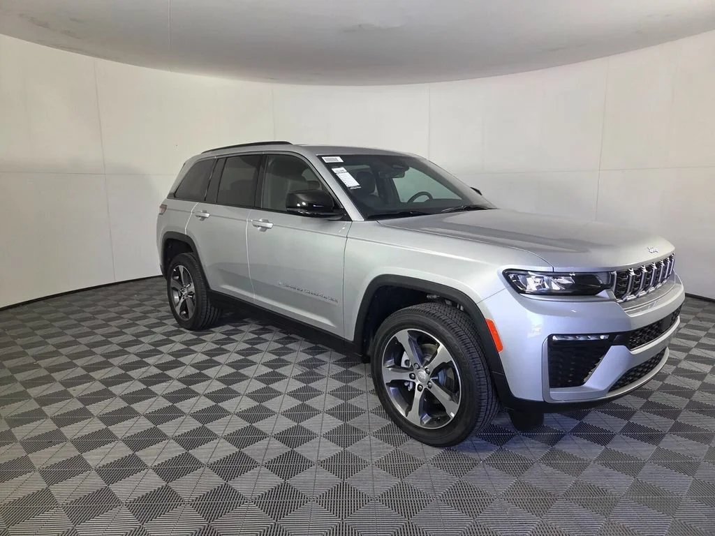 New 2026 Silver Zynith Exterior Paint Jeep Limited image 2