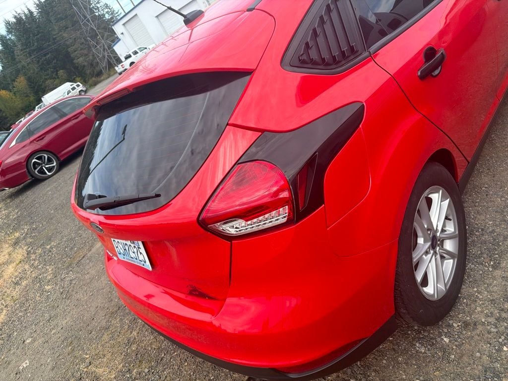 Used 2017  Ford SE image 2