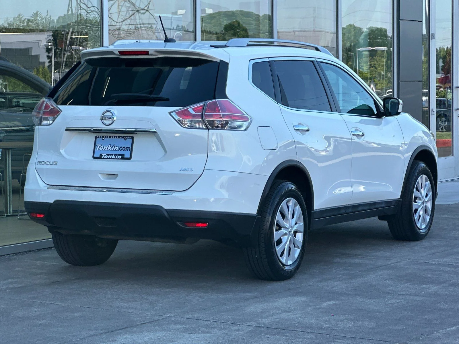 Used 2016 Glacier White Nissan S image 3