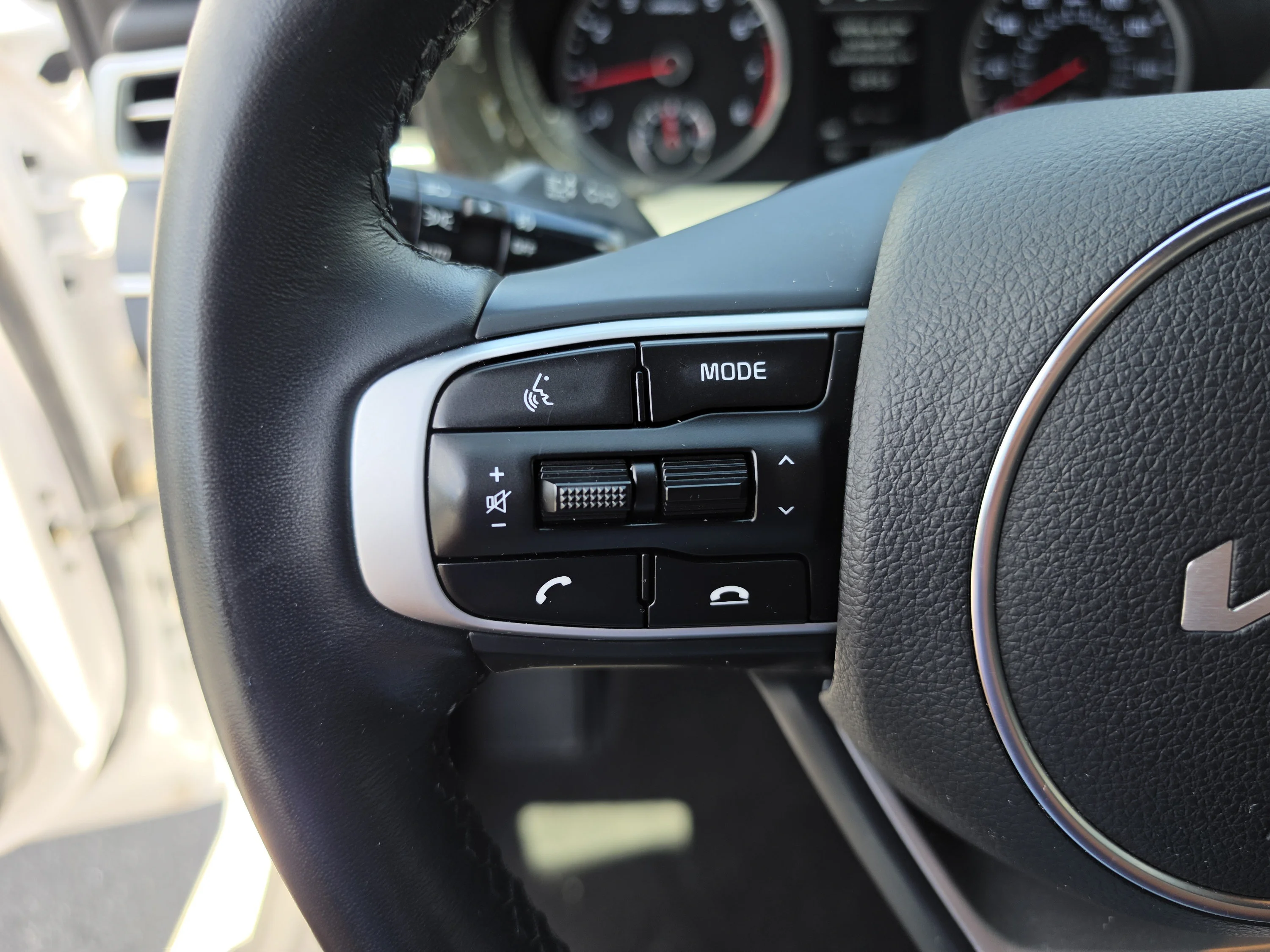 Used 2024 Glacial White Pearl Kia GT-Line image 33
