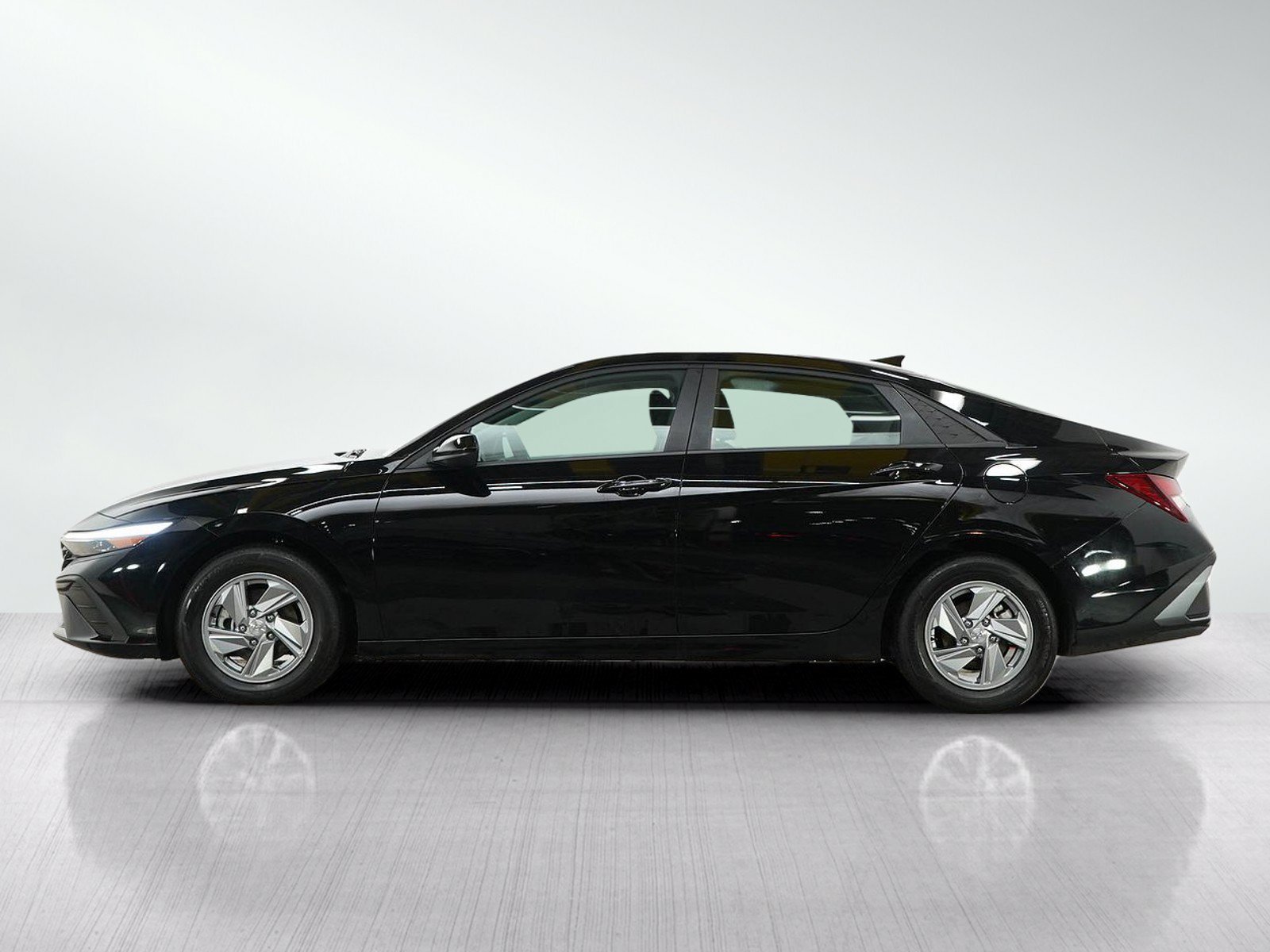 Used 2024 Hyundai Elantra SE with VIN KMHLL4DG3RU664328 for sale in Minneapolis, Minnesota