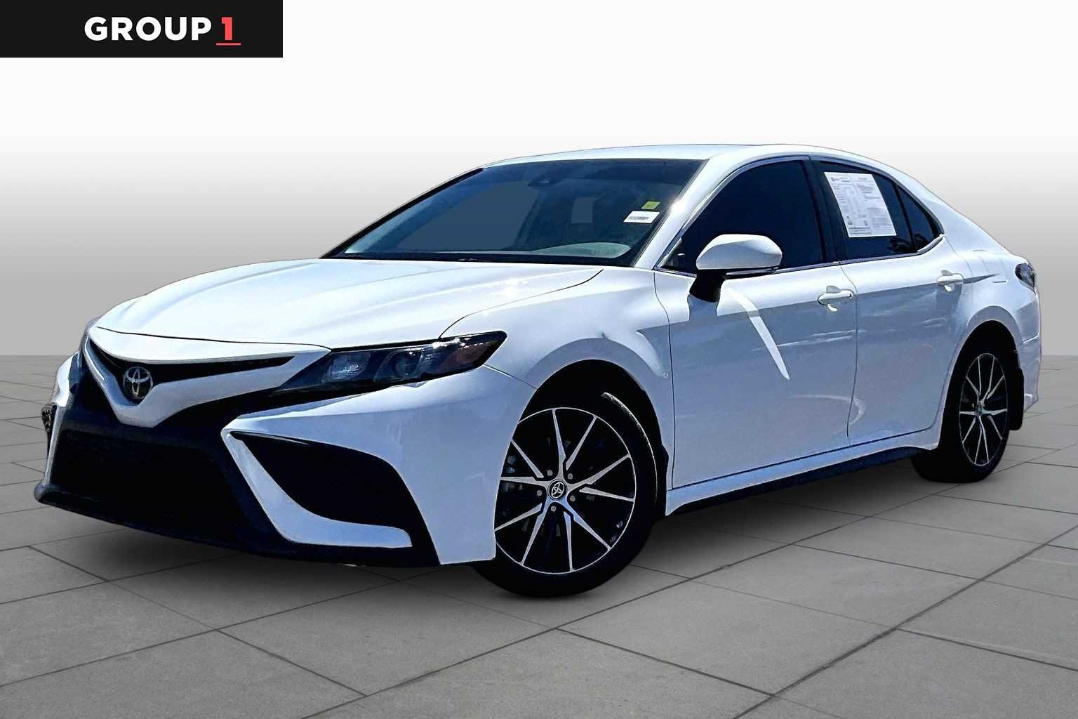2023 Toyota Camry SE's photo