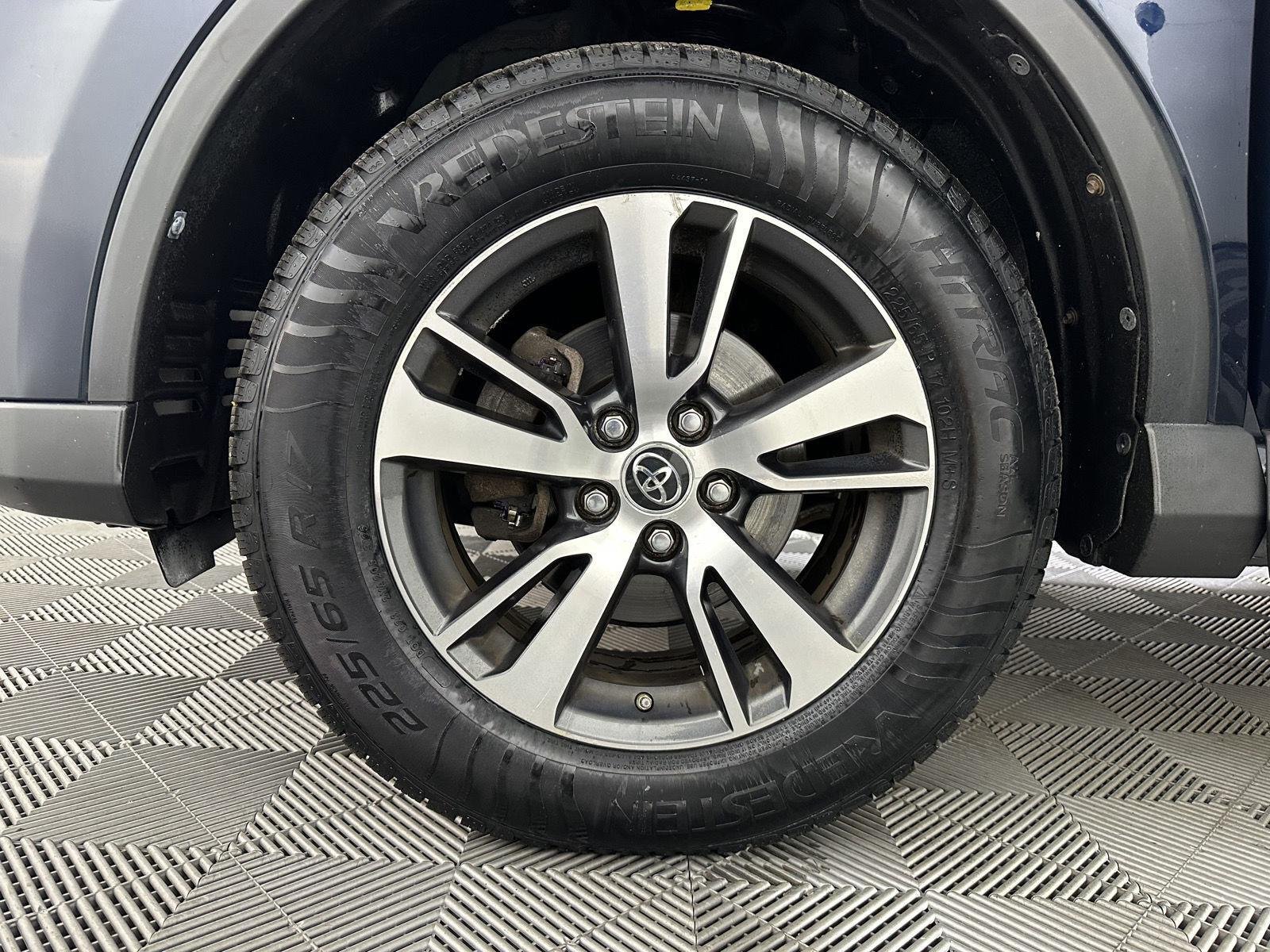 Used 2018 Galactic Aqua Mica Toyota XLE image 22