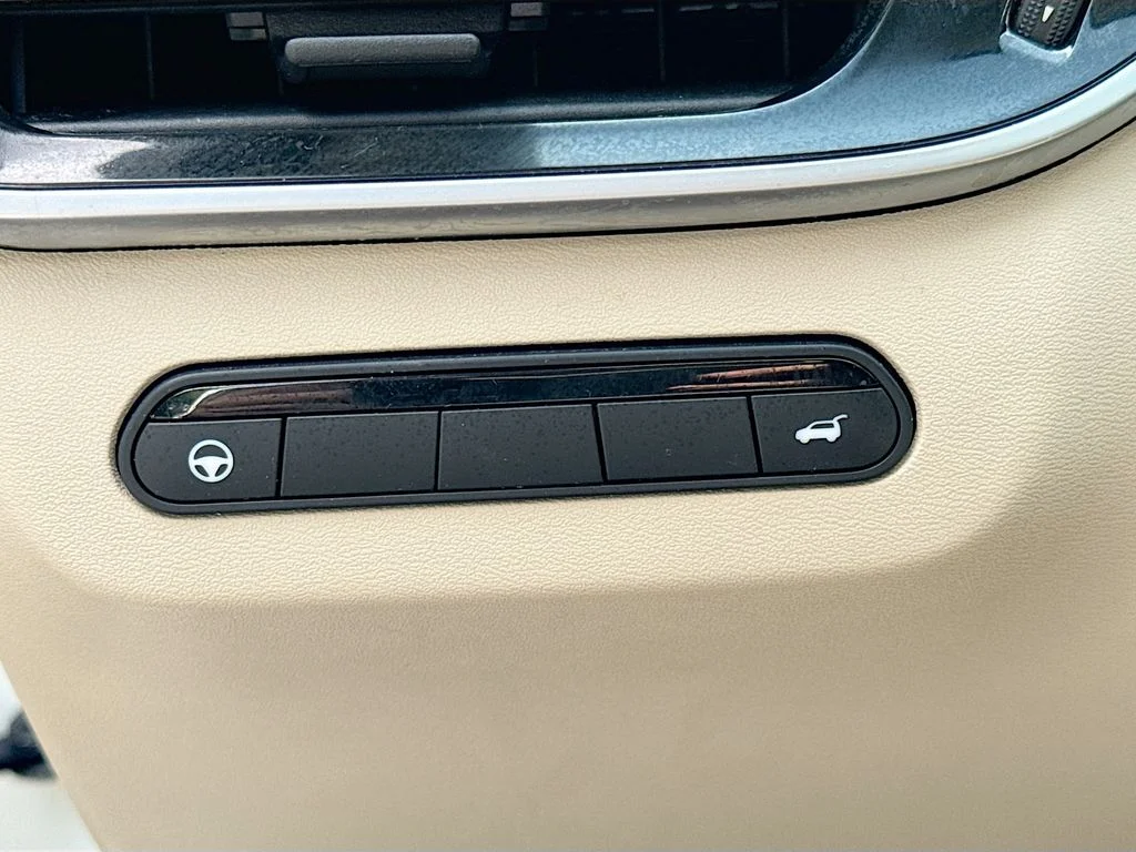 Certified Used 2023 White INFINITI Sensory image 11