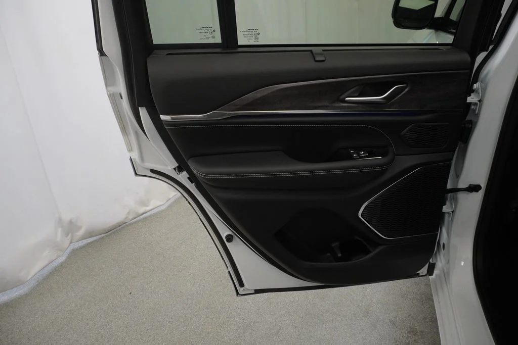 Used 2025 White Jeep Overland image 45