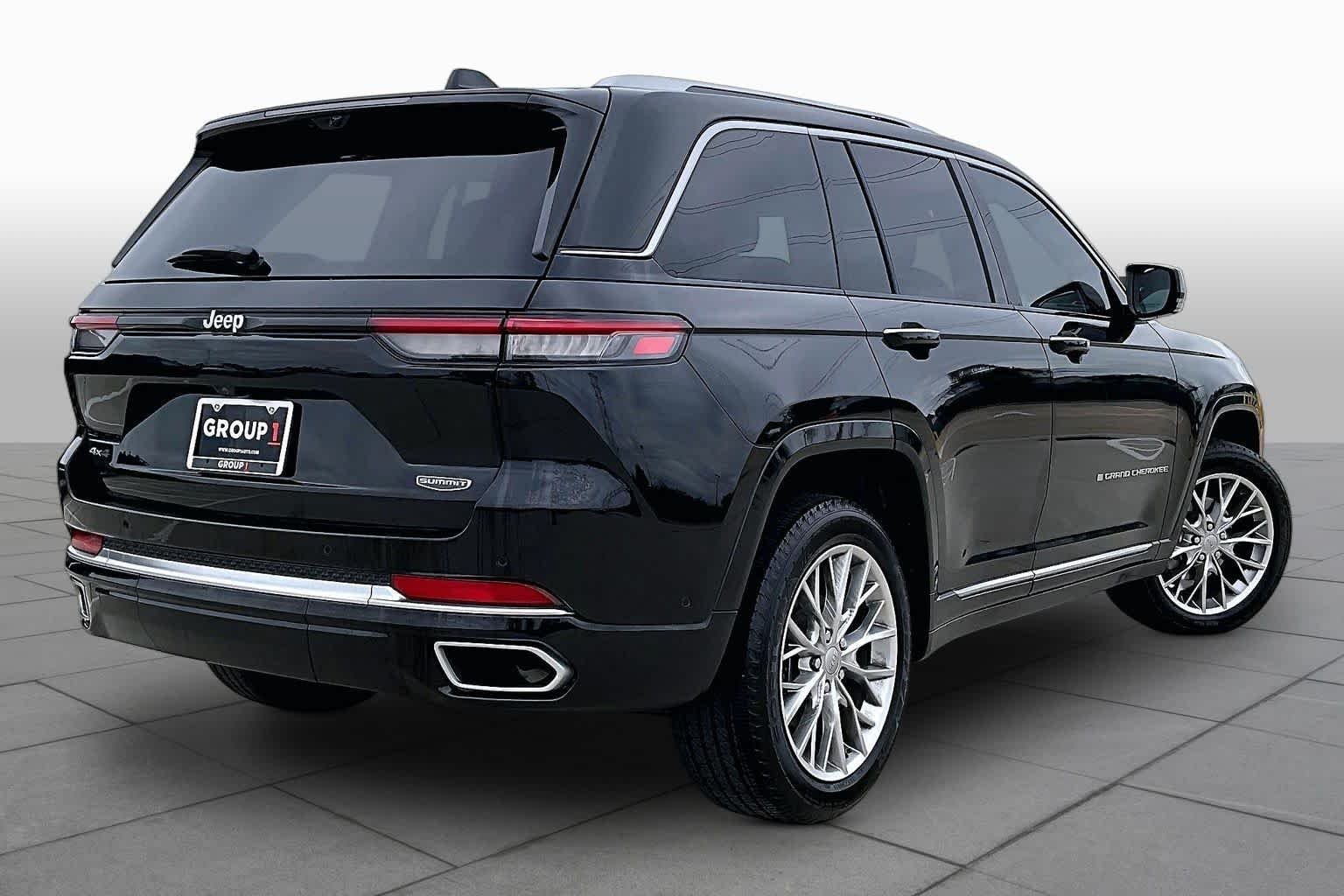 Used 2023 Diamond Black Crystal Pearlcoat Jeep Summit image 13