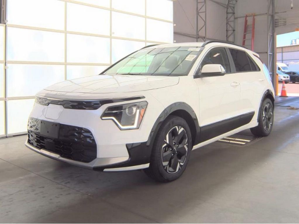 Used 2024 White Kia Wind image 2