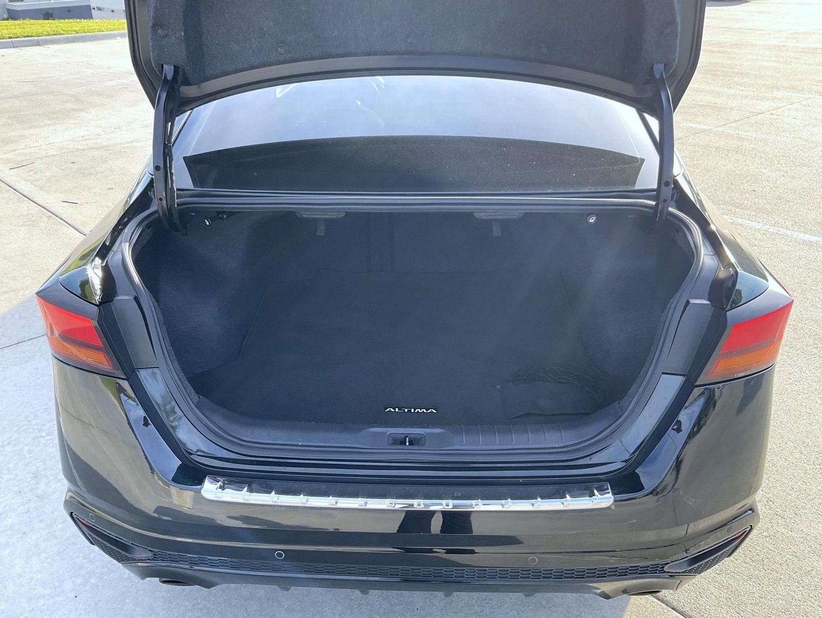 Used 2022 Black Nissan 2.5 SV image 9