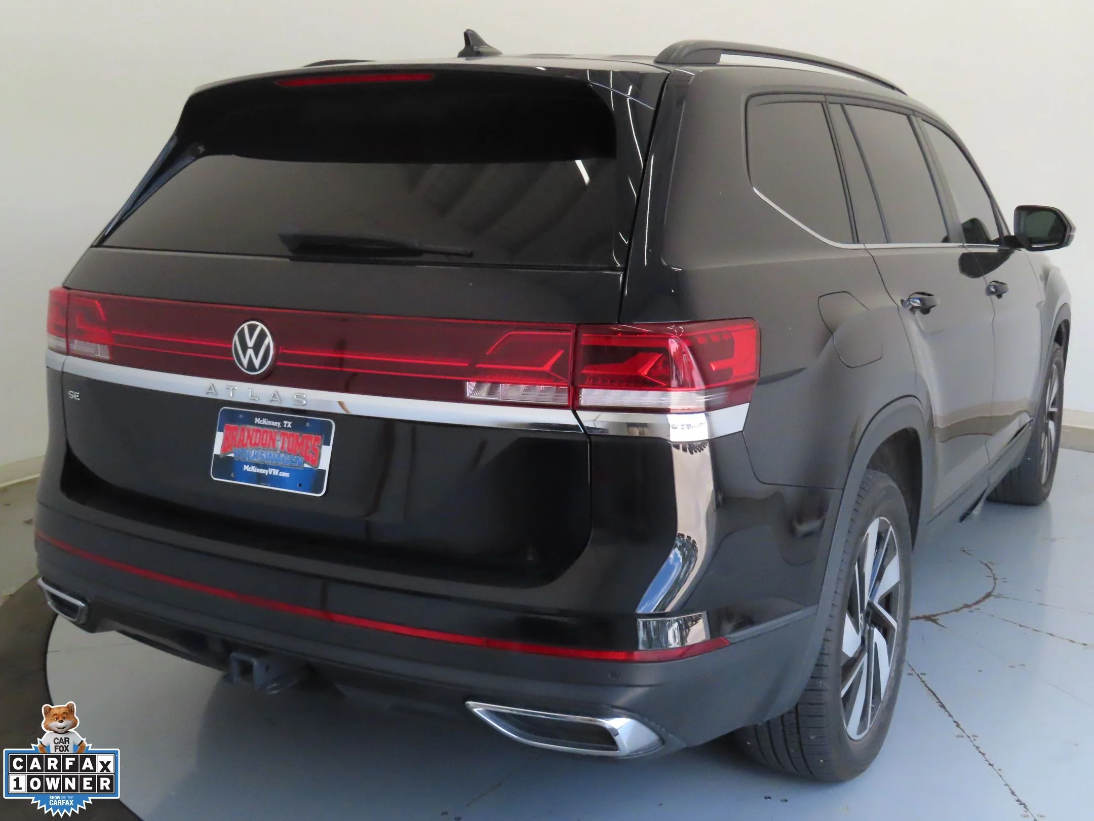 Used 2024 Black Volkswagen 2.0T SE w/Technology image 3