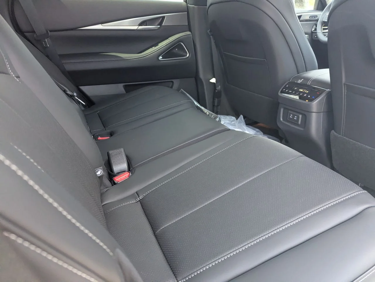 New 2027 RADIANT WHITE INFINITI Luxe AWD image 27