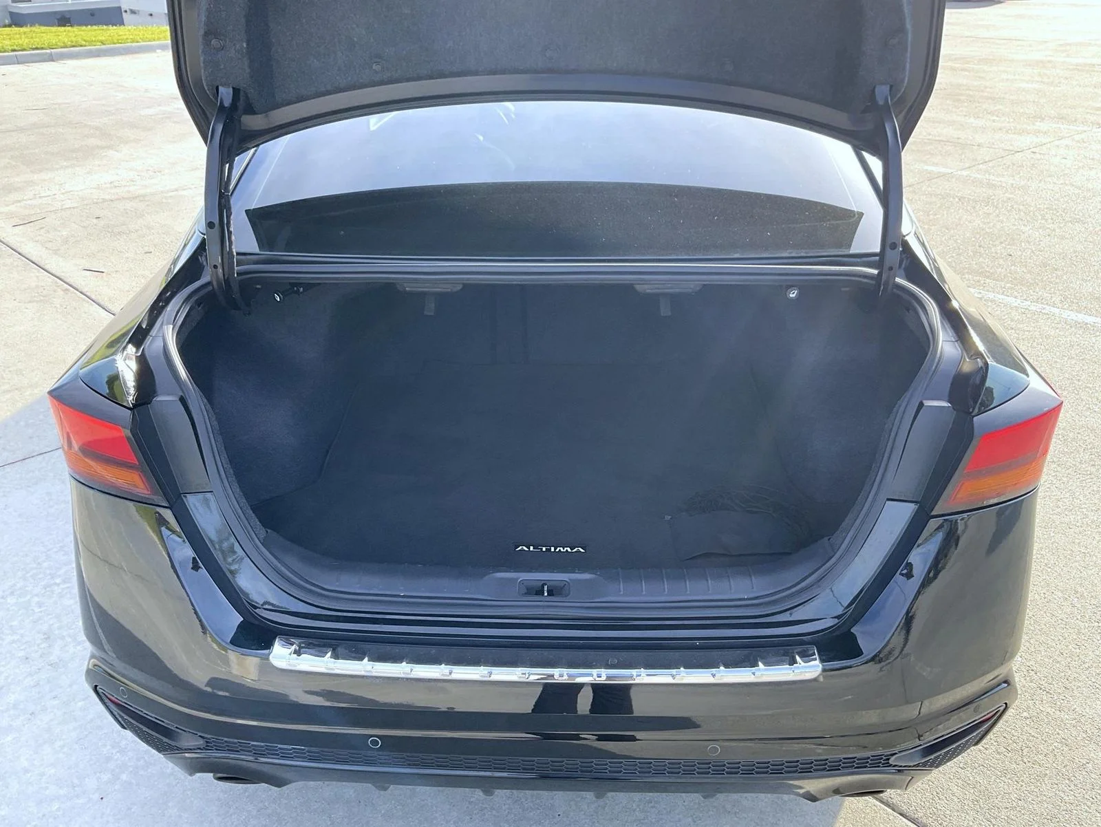 Used 2022 Black Nissan 2.5 SV image 9