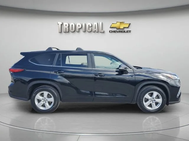 Used 2023 Black Toyota L image 4