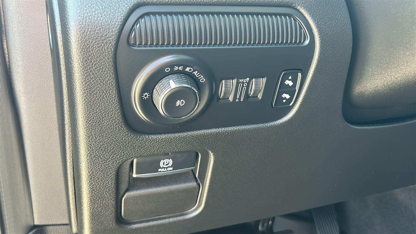 Used 2024 Gray Jeep Base image 22