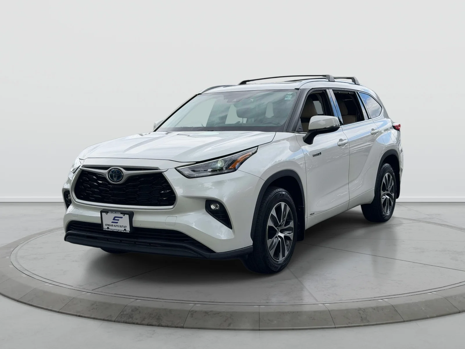 Used 2021 White Toyota XLE image 3