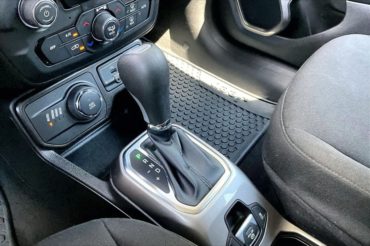 Used 2022 Black Jeep Latitude image 29