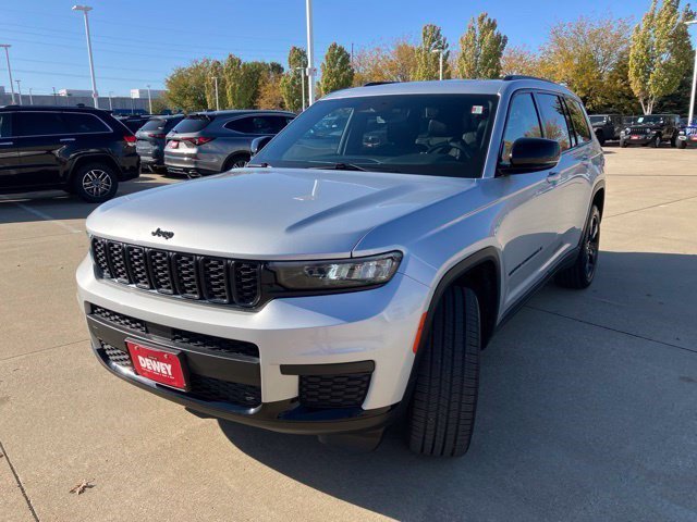 Used 2023 Silver Zynith Jeep Altitude image 3