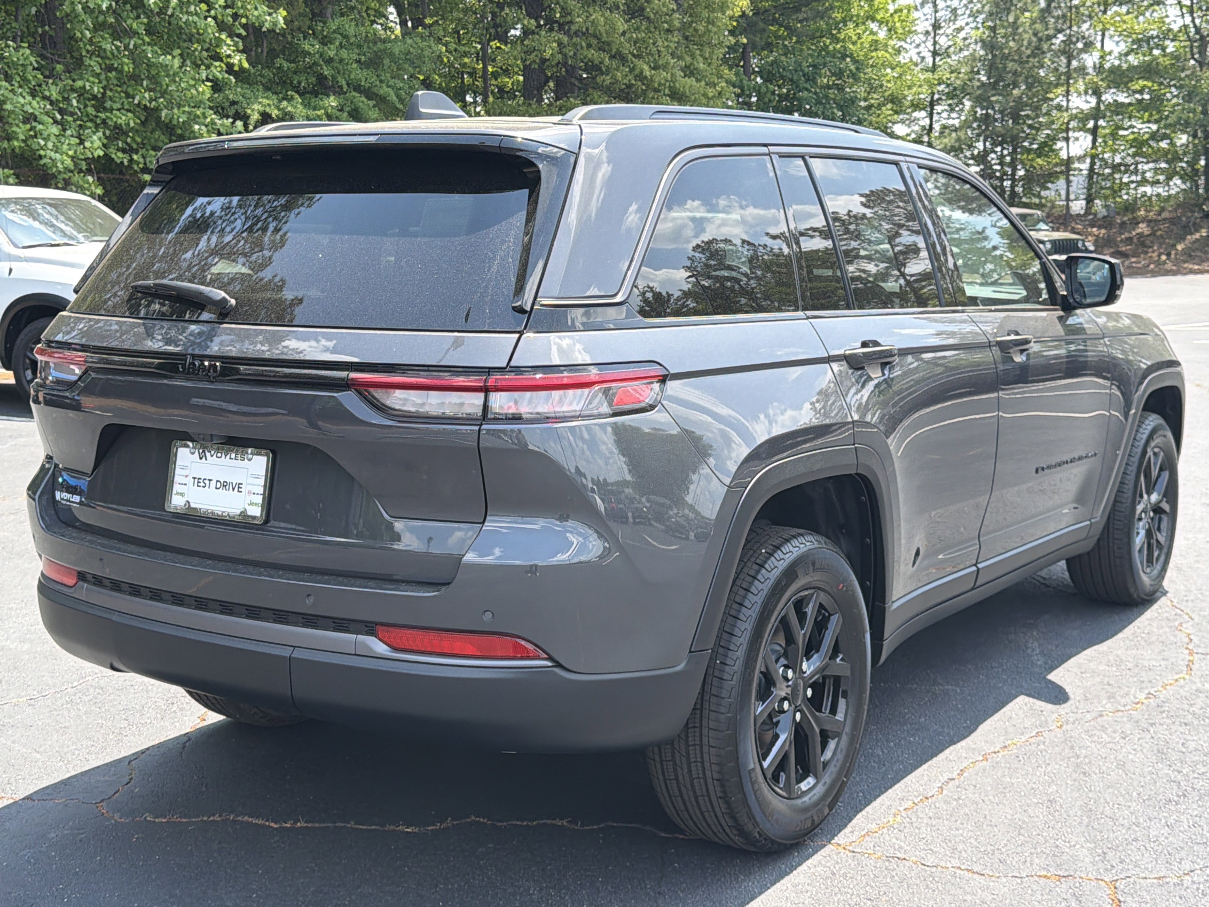 New 2026 Baltic Gray Metallic Clear-Coat Exterior Paint Jeep Altitude image 8