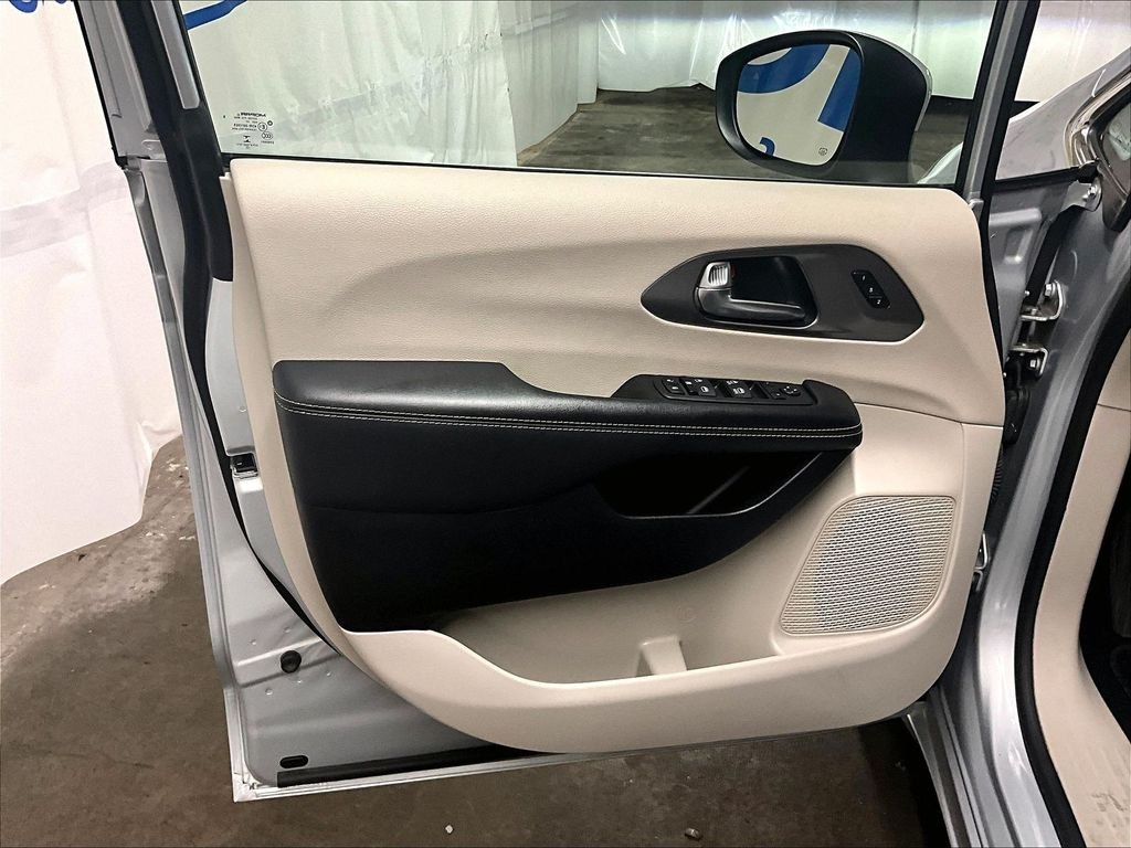 Used 2023 Silver Chrysler Touring L image 9
