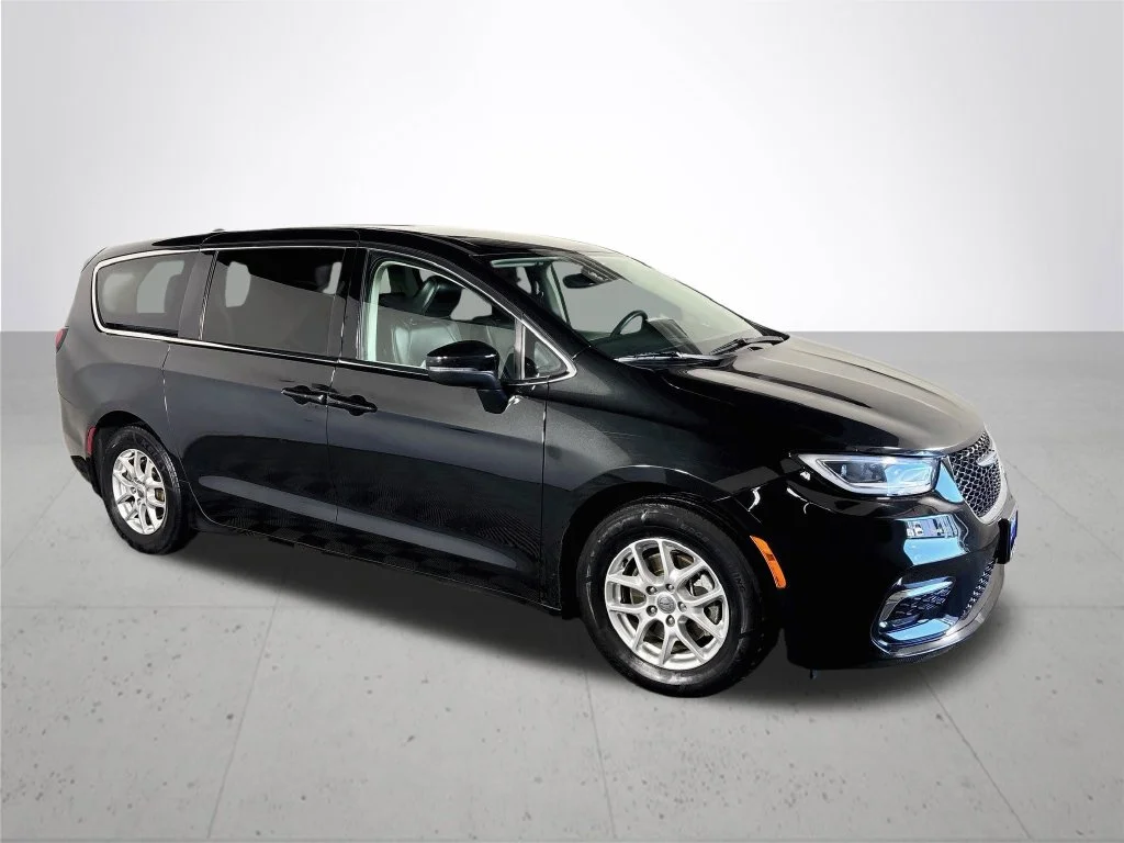 Used 2023 Black Chrysler Touring L image 4