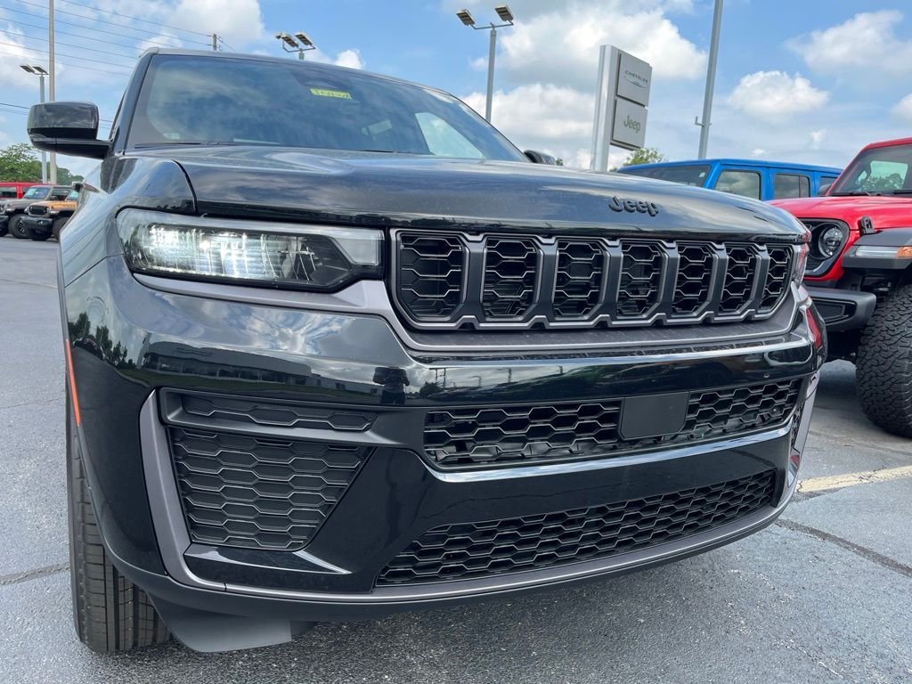 New 2026 Diamond Black Crystal Pearl-Coat Exterior Paint Jeep Altitude image 44