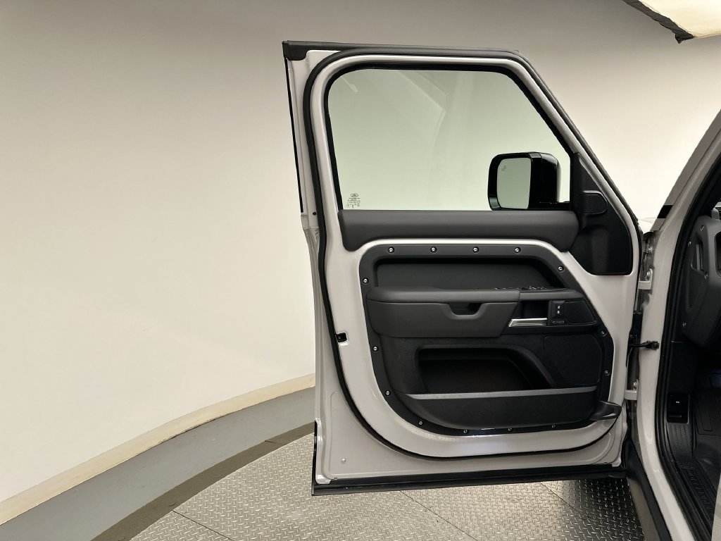 New 2026 Borasco Grey Metallic Land Rover X-Dynamic SE image 9