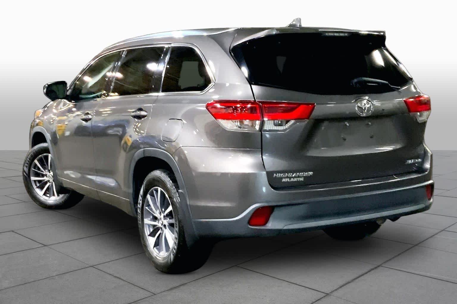 Used 2018 Predawn Gray Mica Toyota XLE image 12