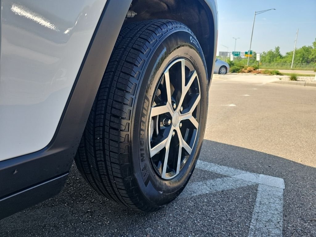 Used 2024 White/off-white Jeep Limited image 38