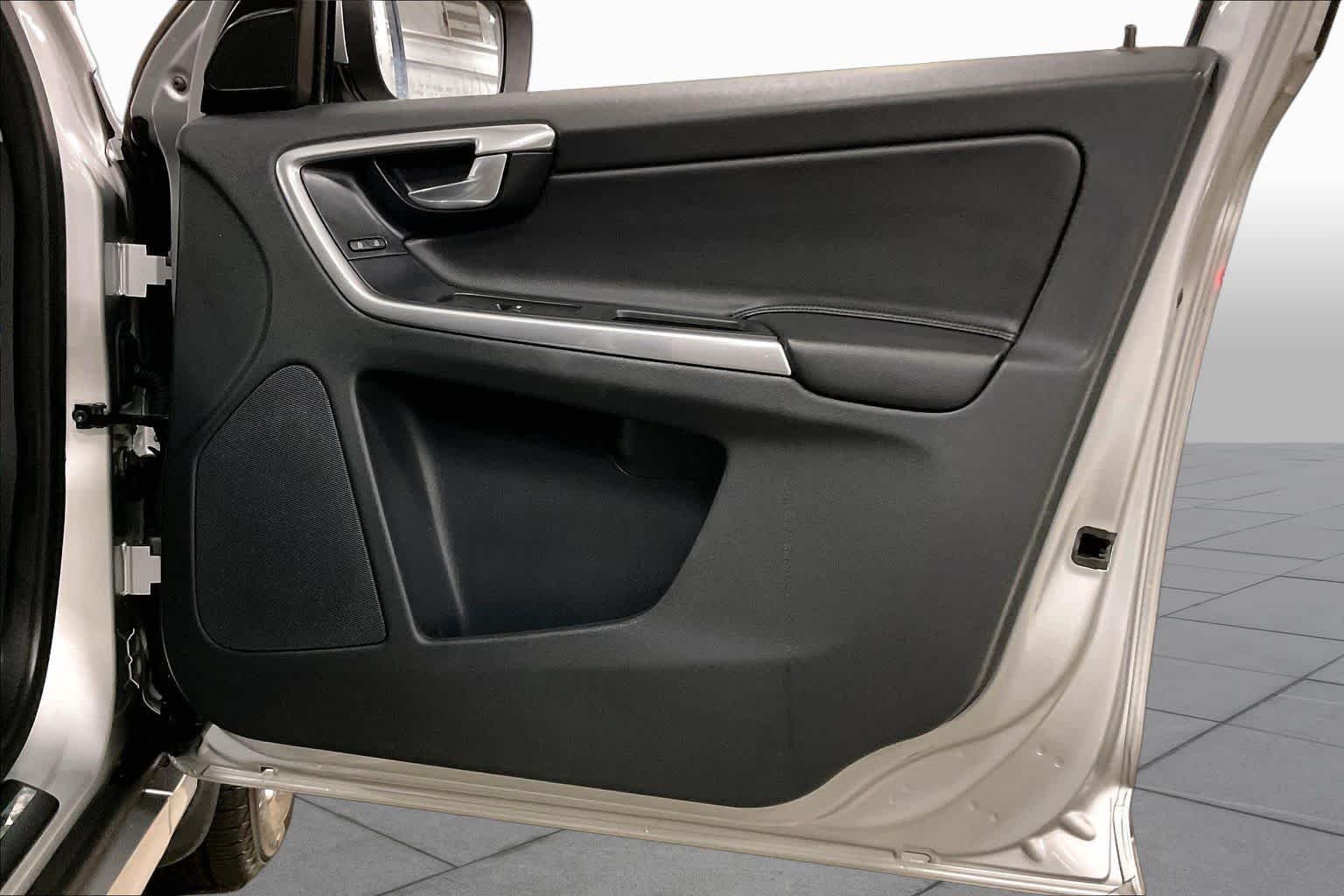 Used 2016 Bright Silver Metallic Volvo T5 Premier image 23