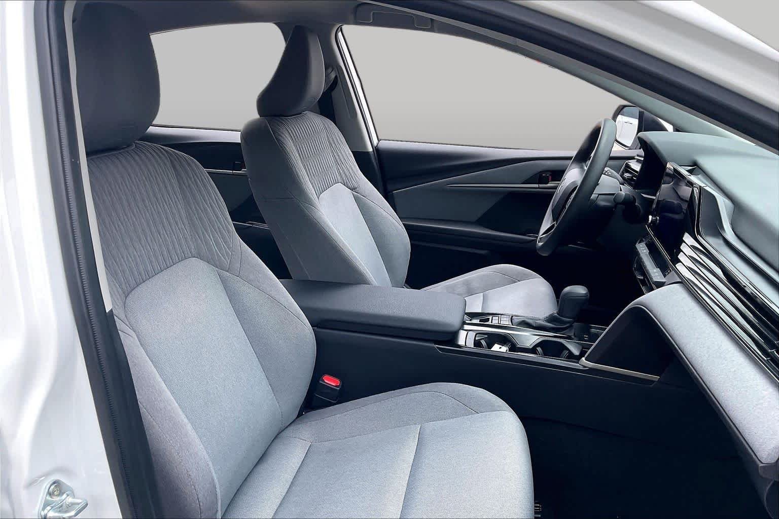 Used 2025 Ice Cap Toyota LE image 9