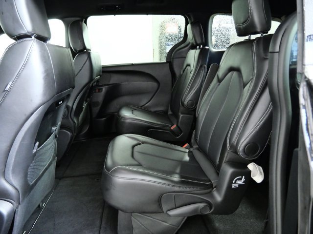 Used 2025 Black Chrysler Select image 13