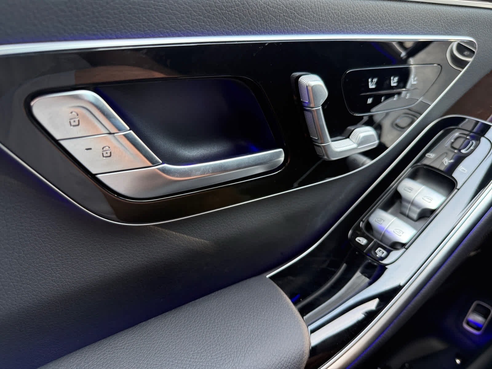 New 2026 MANUFAKTUR Moonlight White Metallic Mercedes-Benz S 500 image 26