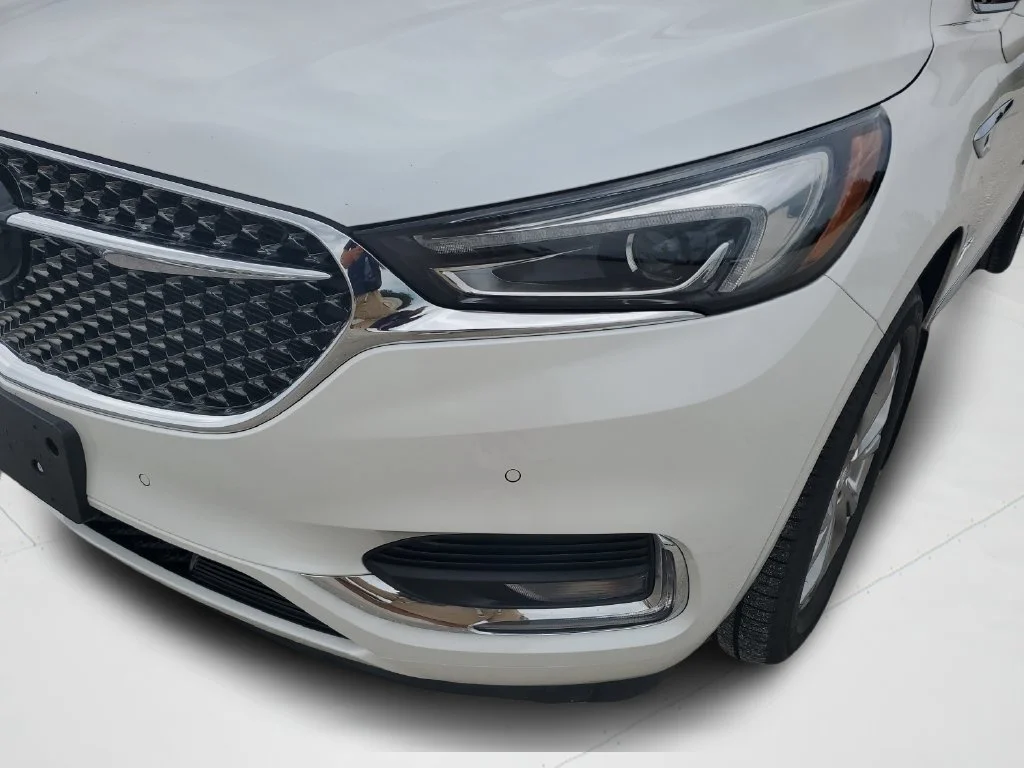 Used 2020 WHITE FROST TRICOAT Buick Avenir image 24