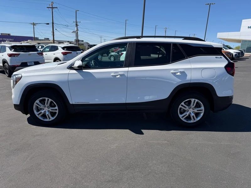 Used 2023 SUMMIT WHITE GMC SLE image 6