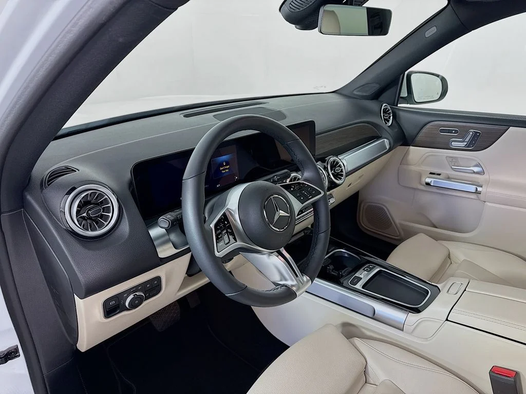 Certified Used 2025 Polar White Mercedes-Benz GLB 250 image 4