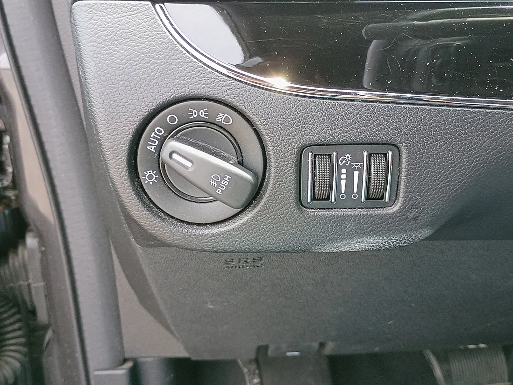 Used 2016 Granite Crystal Metallic Clear Coat Dodge SXT image 24