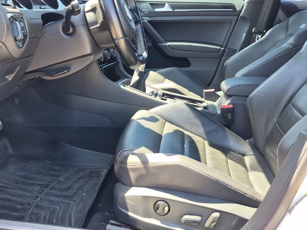 Used 2016 White Volkswagen  image 18