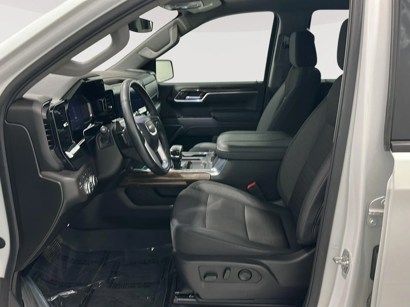 Used 2025 Summit White GMC Elevation image 16
