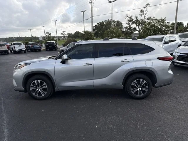 Used 2021 Silver Toyota XLE image 8