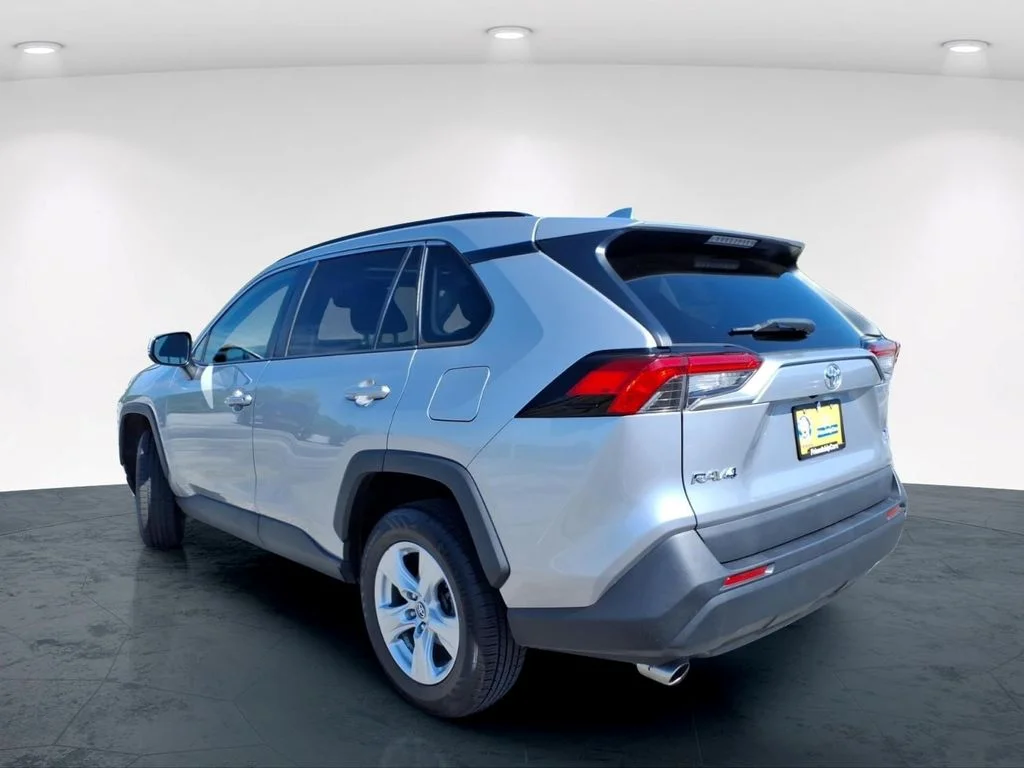 Used 2019 Silver Toyota XLE image 9