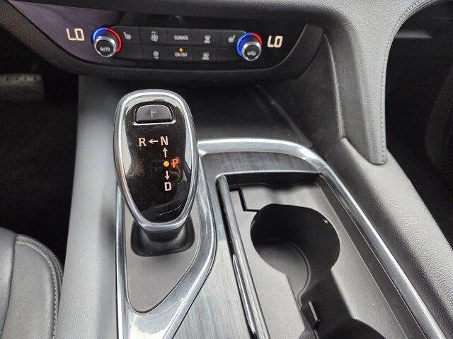 Used 2020 Summit White Buick Essence image 18