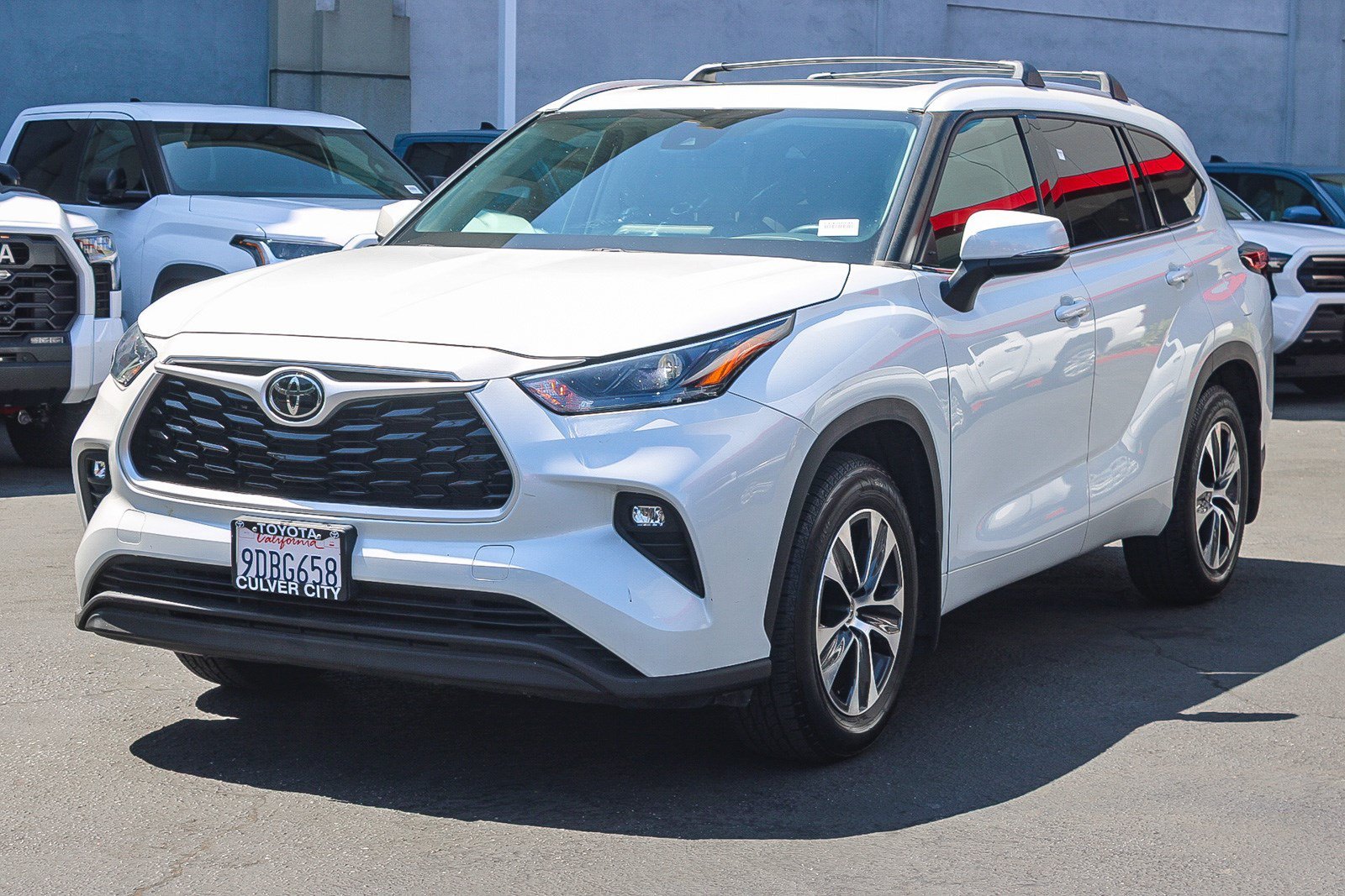 Used 2022 Wind Chill Pearl Toyota XLE image 3